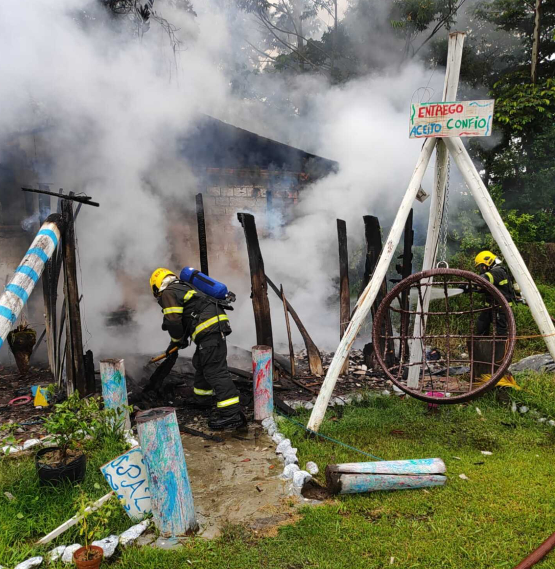 Fogo consumiu rapidamente o galpão de madeira / FOTO CBMSC